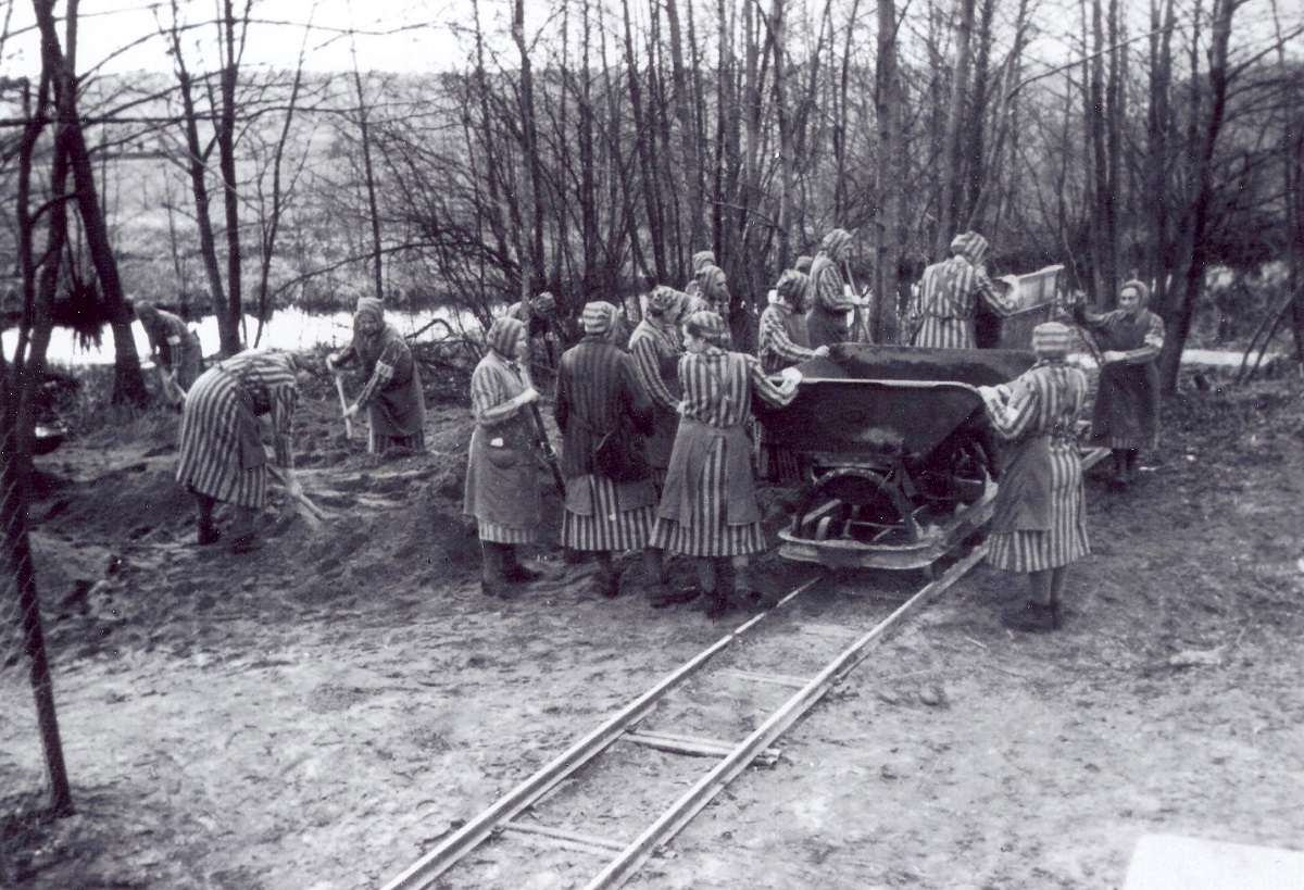 weibliche KZ-Häftlinge beim Ausbau des Flugplatzes Lärz